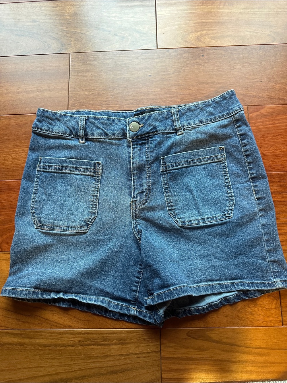 d. jeans Front-Pocket High-Rise Denim Shorts size 10
